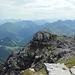 Im Südosten die Liegfeistgruppe mit dem ungleichen Duo Bleispitze - Gartnerwand und der Bergumrahmung des Älpelestales mit Rotem Stein und Co., rechts der spitze Loreakopf, höchster Gipfel der gleichnamigen Gruppe