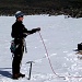 Am Gletscherrand gibt der Bergfuehrer eine Einfuehrung in das Gehen am Seil, und die Handhabung des Klettersteigsets.