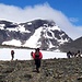 Am Rand des Bjoerlingsgletschers, unterhalb der Ostwand des Kebnekaise. Der Gipfel ist ganz links oben zu sehen. Die Aufstiegsroute ist links ausserhalb des Bildes.