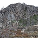 Ein Blick zurück zum Gipfelaufbau. Man ersteigt ihn über die von Sträuchern bewachsene Rampe rechts im Bild auf Pfadspuren.