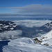 Über Glarus lichtet sich der Hochnebel etwas.