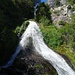 Am schönen Wasserfall "Cascada de los Tambores". Etwa 35 m tief stürzt sich hier ein kristallklarer Bergbach hinunter.