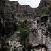 Typisches Bild aus dem unteren Teil des Grand Canyon; die teilweise Sicherung des Steiges durch ein Geländer ist durchaus berechtigt im Hinblick auf das manchmal glitschig nasse Gestein.
