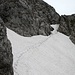 Früh im Sommer reicht der Schnee noch etwas weiter den Kamin empor, damit ist die Begehung einfacher. Die Querung im Schnee verlangt Trittsicherheit.