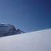 Der Wind zeichnet Streifenmuster in den Schnee (nahe Gipfel Chapf, im Hintergrund Margelchopf)