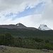 Unser Gipfelziel taucht auf. Der Loma del Pliegue Tombado (links)