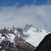 Herrliche Berge über Gletschern tauchen auf.