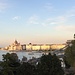 Blick über die Donau zum [https://de.wikipedia.org/wiki/Parlamentsgeb%C3%A4ude_(Budapest) Parlamentsgebäude] ...