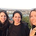 meine drei Töchter im [https://de.wikipedia.org/wiki/Burgviertel_(Budapest)#/media/File:Habsburg_Gate_and_Turul._Budape%C5%A1%C5%A5_0437.jpg Burggarten]