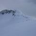 Gleich errichte ich das Sättelchen auf dem Westgrat. Über den breiten Schneegrat ging es aber noch zur Hälfte mit Ski hinauf. Der höchste Punkt vom Gross Sternen / Gross Stärnen (1968,4m) liegt am Gratende.
