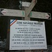 Französische Wegweiser im Forêt du Massacre. Im ganzen Gebiet gilt eine Schonzone zwischen 1.12 und 30.6. auf welchem die Wege nicht verlassen werden dürfen - bei Schnee dürfen auch nur die offiziell freigegebenen Wegen begangen werden.