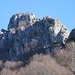 Il severo e caotico lato occidentale del Monte del Mugetto, con visibile il paletto dell'anticima: la cima vera e propria rimane invisibile alla sue spalle.