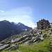 Nürnberger Hütte mit dem Tagesziel im Hintergrund.