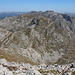 Maja e Rosit - Ausblick am Gipfel. Zu sehen ist u. a. das etwa östlich gelegene Kolata-Massiv mit seinen drei Gipfeln. Dahinter lugt auch ein Zipfel der Gjeravica im Kosovo heraus.