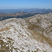 Maja e Rosit - Ausblick am Gipfel, u. a. zum Bor, der vollständig in Crna Gora liegt. Hinten sind auch Gipfel im Kosovo zu erahnen.