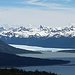 Mit zunehmendem Aufstieg werden die Ausblicke zurück eindrücklicher. Der Gletscher Perito Moreno fliesst in der Bildmitte in den Lago Argentino.