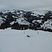 Auf den flachen Bergen, die auf der anderen, östlichen Talseite liegen, herrscht schon Skibetrieb.