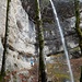 nicht nur der hohe Wasserfall - auch das Felsenrund gefällt ausserordentlich; [u Ursula] als Grössenvergleich