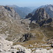 Maja e Rosit - Ausblick am Gipfel. Links ist die Maja e Kollatës zu sehen, rechts sicherlich die Maja e Thatë. Dahinter versteckt sich der albanische Ort Valbona unten im Tal.