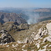 Im Abstieg zwischen Maja e Rosit und Qafa e Forumit - Hier noch an den relativ steilen Abbrüchen unweit des Gipfels mit Blick nach Gusinje und zu den Komovi (hinten links).