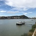 ... Donau; mit Blick zur [https://de.wikipedia.org/wiki/Freiheitsbr%C3%BCcke_(Budapest) Freiheitsbrücke] und hinüber zum Gellért-hegy