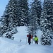 Zwei Schneeschuh-Wanderer wenig unterhalb der Furggelenhütte.