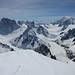 Gipfelpanorama:  rechts Aiguilles de Chamonix und Mont Blanc, in der Mitte über der Aiguille du Tacul Dent zu Géant und Rochefortgrat, links Grandes Jorasses, dazwischen rechts Mer de Glace, links Glacier de Leschaux