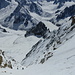 Abrutschen im oberen Whympercouloir vor der atemberaubenden Kulisse des Massif du Mont Blanc, weiter unten die drei Südtiroler