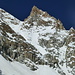 Blick vom Bergschrund zum versteckten Nebencouloir (rechts), zum Whympercouloir (links) und zur Grande Rocheuse (oben)