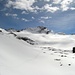 Rückblick auf eine traumhaft schöne Skitouren-Arena: Blüemlisalpfirn mit Blackenstock (Bildmitte)