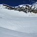 Terminato il lavoro, stanchi ma soddisfatti, eccoci lasciare il ghiacciaio. Sullo sfondo la cima del Pizzo Suretta (m 3.027).