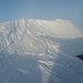 Das ist der bei meiner Tour höchste erreichte Punkt des Kitzbüheler Horns, aufgewehter Schnee. Vielleicht hat bei meiner Überschreitung wenigstens mein Haupthaar die 2000m-Linie "gekratzt"?