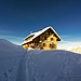 Lidernenhütte con capannaro togliendo la neve dai pannelli solari