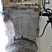 Lo stemma vescovile su una delle colonne in serizzo facenti parte della aggiunta seicentesca.