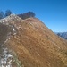 La bella e panoramica cresta. A sinistra i boschi nel versante Valsesiano, a destra, invece, ripidi prati nel versante di Cusio.