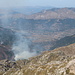 Maja e Rosit - Blick vom Gipfel nach Gusinje. Auch die Waldbrände bei Vusanje sind zu erkennen.