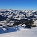 Chumigalm (2125,2m):<br /><br />Panorama vom Gipfel in Richtung Westen mit Zweisimmen im Talgrund und Blick zu den schroffen Bergen der freiburger Voralpen.