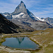 Das Matterhorn spiegelt sich im Riffelsee.