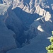 Tief eingeschnittene Seitentäler - man muß sie zu Recht als Schluchten bezeichnen - ziehen allenthalben hinunter zum über 1000 Hm tiefer gelegenen Flußbett des Colorado.<br />Am Bildrand links unten sieht man den TONTO TRAIL: auf ihm kann man die Südseite des Grand Canyon erwandern.