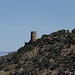 Der letzte Aussichtspunkt, den man auf der Fahrt in östlicher Richtung erreicht, ist ein weithin sichtbarer Rundturm aus Natursteinmauerwerk.