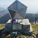 Il monumento a ricordi dell'incidente aereo sul Monte Bul.