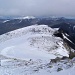 Guter Trittschnee ermoeglicht rasches Vorwaertskommen. Im Hintergrund sieht man die Schneekappe des Glittertind, der zweithoechste Berg Norwegens.