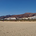 Strand, Hotelburgen und Berge im Hintergrund-das ist Jandia