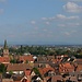 Hinter den Dächern von Turckheim erhebt sich der Kaiserstuhl.