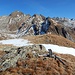 schöner Ausblick (übers arg in Mitleidenschaft gezogene Gipfelkreuz) auf alpinere Gipfel: Turbechepf und Turbhorn ...