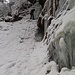 Beim Abseilen von Scooby Doo. Leider ist der Großteil des Eisfalls verdeckt und ich hab ihn auch nicht aus der Nähe fotografiert. Lässt sich gut klettern, nach den Neuschneefällen sicher noch mehr Schnee in den vielen Flachpassagen. Der obere Teil misst nur 20 Meter plus die 15 Meter der 1. SL als Zustieg.