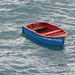 Blaues Boot, unruhige See an der Küste von Câmara de Lobos