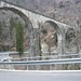 Zwischen Corcapolo und Sassalto im Centovalli - die Fahrstrasse fährt Slalom um die mächtigen Pfeiler der Brücke der Centovalli-Bahn