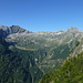 Im Aufstieg oberhalb Barm: links Sgemögna und Rasiva, rechts Monte Zucchero und Triangolino, dazwischen die weite Alpe di  Mügàia