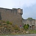 Die Mauern der Hohlandsbourg vom Parkplatz aus gesehen.